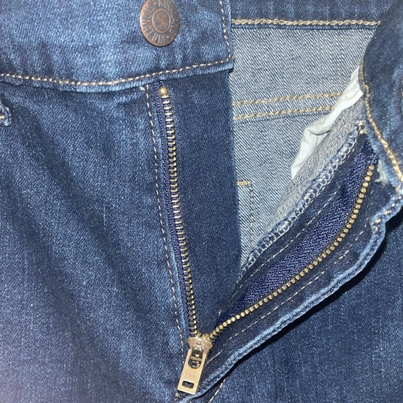 KIRKLAND Signature Men’s 32 X 30 Straight Leg Blue Jeans - Picture 9 of 17